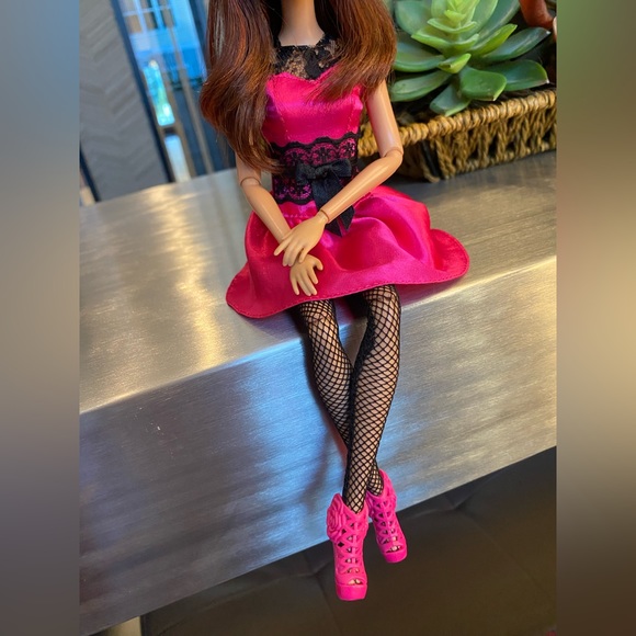 New Barbie Teresa Articulated Doll - Picture 13 of 14